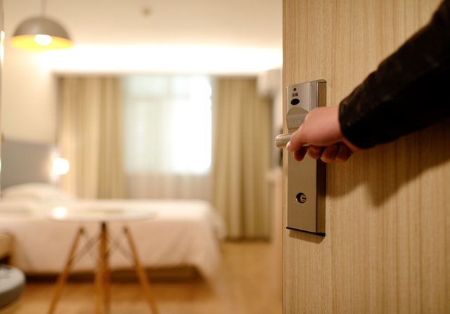 how to earn money booking hotel rooms